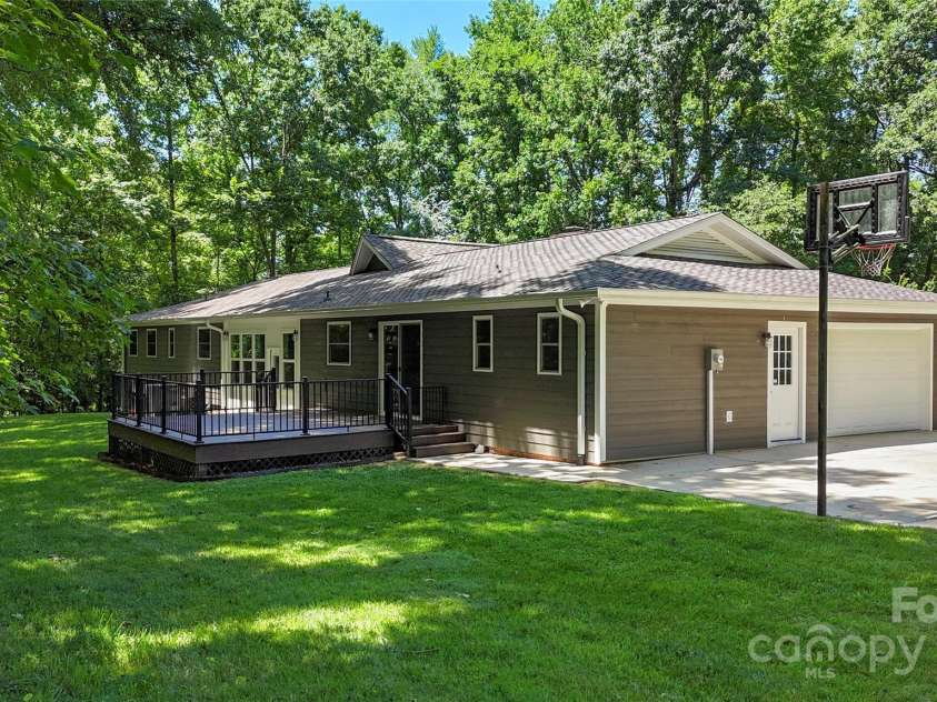 1556 Stanley Lucia Road, Mount Holly, NC 28120.  MLS# CAR4273688, YatesRealty ID 24123. 