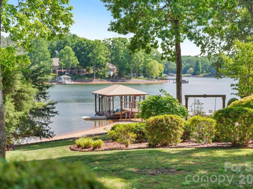 450 Greenbay Road, Mooresville, NC 28117.  MLS# CAR4375100, YatesRealty ID 24123. 