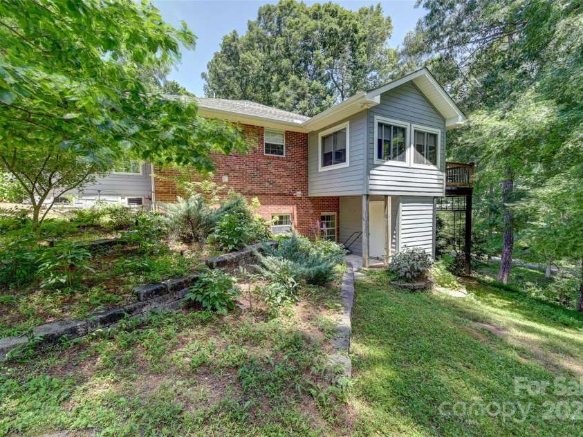 209 Camellia Way, Hendersonville, NC 28739.  MLS# CAR4278107, YatesRealty ID 24124. 