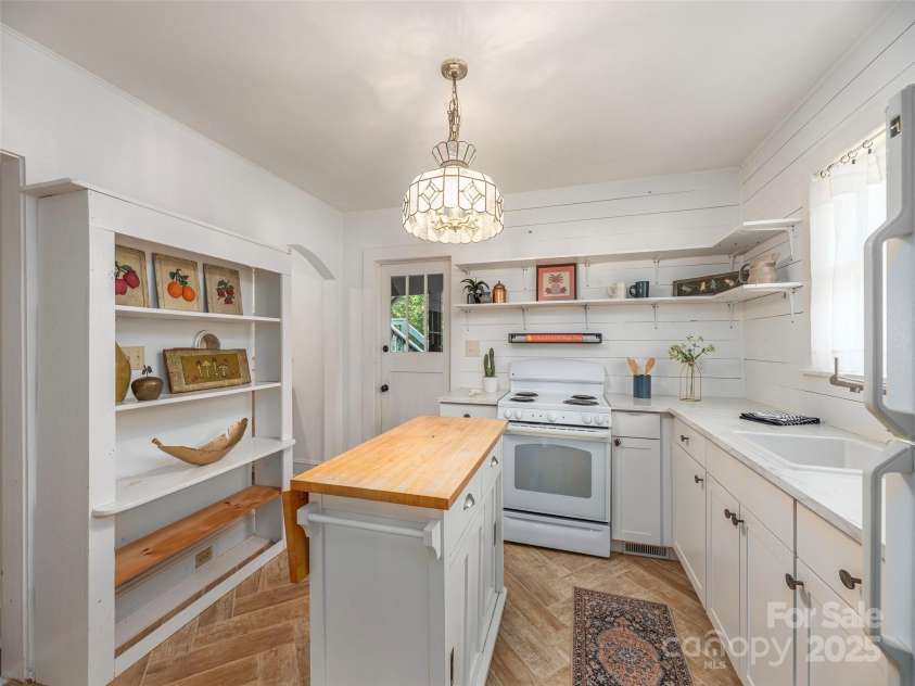 275 Richland Street, Waynesville, NC 28786.  MLS# CAR4277674, YatesRealty ID 24125. 