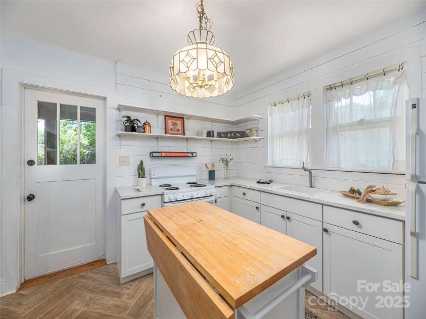 275 Richland Street, Waynesville, NC 28786.  MLS# CAR4277674, YatesRealty ID 24125. 