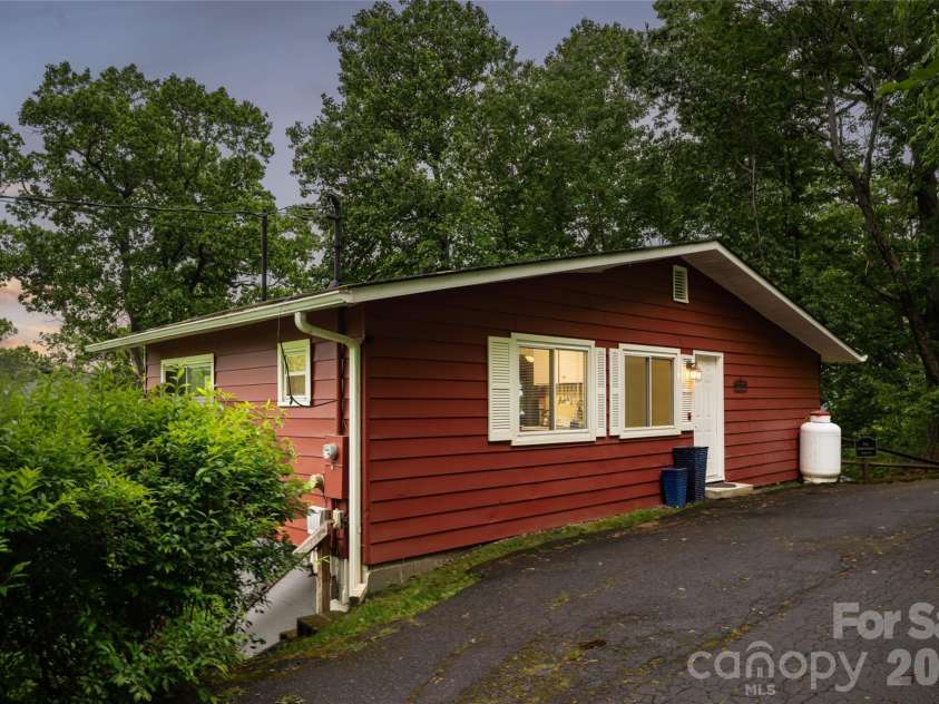 8 Delano Road, Asheville, NC 28805.  MLS# CAR4373793, YatesRealty ID 24125. 