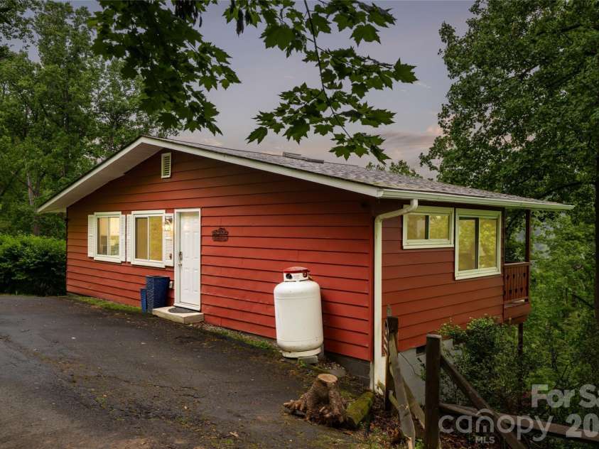 8 Delano Road, Asheville, NC 28805.  MLS# CAR4373793, YatesRealty ID 24125. 