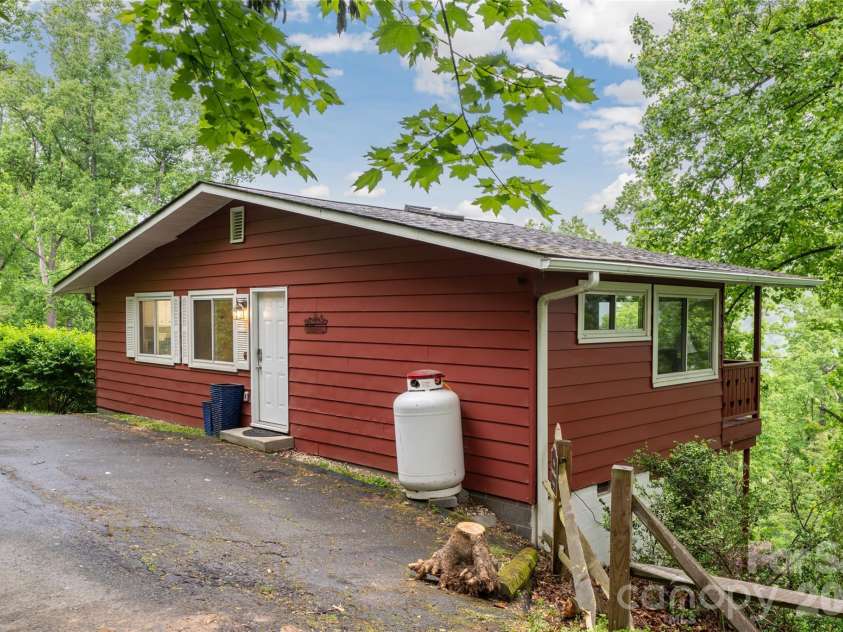 8 Delano Road, Asheville, NC 28805.  MLS# CAR4373793, YatesRealty ID 24125. 