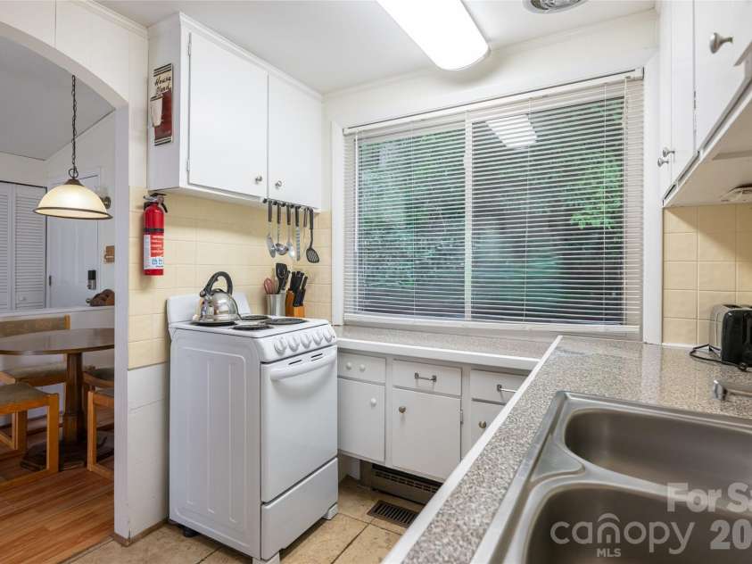 8 Delano Road, Asheville, NC 28805.  MLS# CAR4373793, YatesRealty ID 24125. 