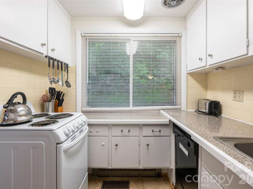8 Delano Road, Asheville, NC 28805.  MLS# CAR4373793, YatesRealty ID 24125. 