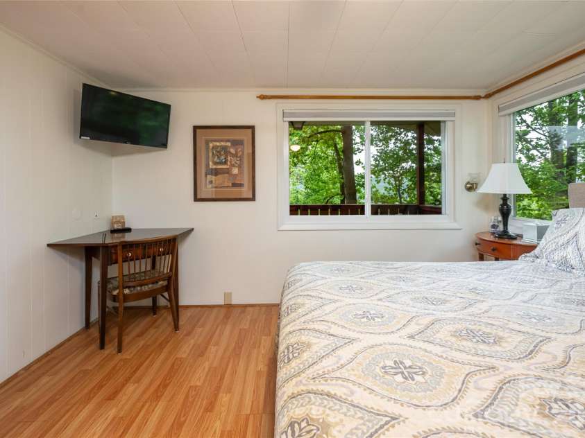 8 Delano Road, Asheville, NC 28805.  MLS# CAR4373793, YatesRealty ID 24125. 