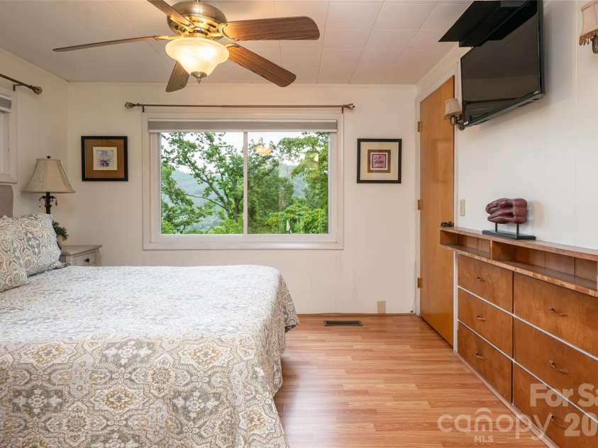 8 Delano Road, Asheville, NC 28805.  MLS# CAR4373793, YatesRealty ID 24125. 