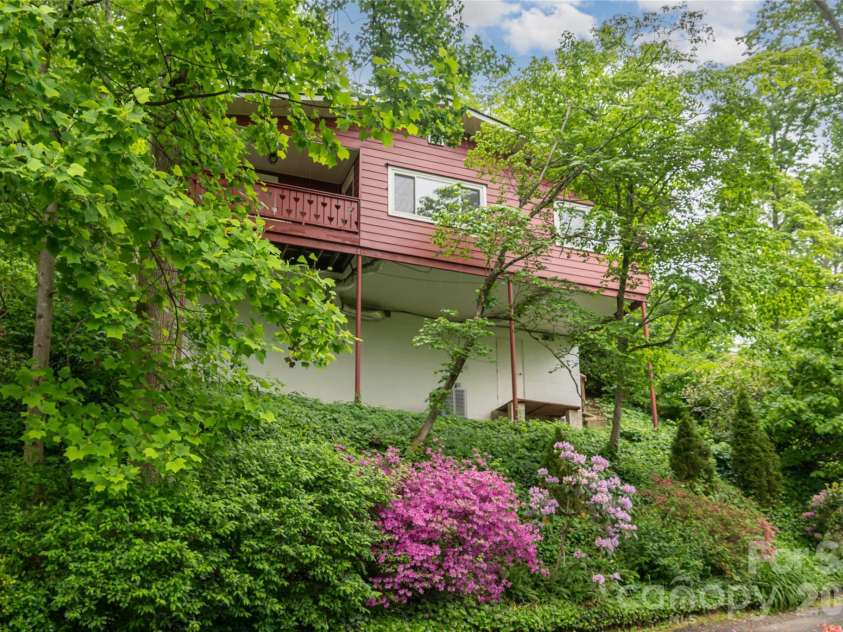 8 Delano Road, Asheville, NC 28805.  MLS# CAR4373793, YatesRealty ID 24125. 