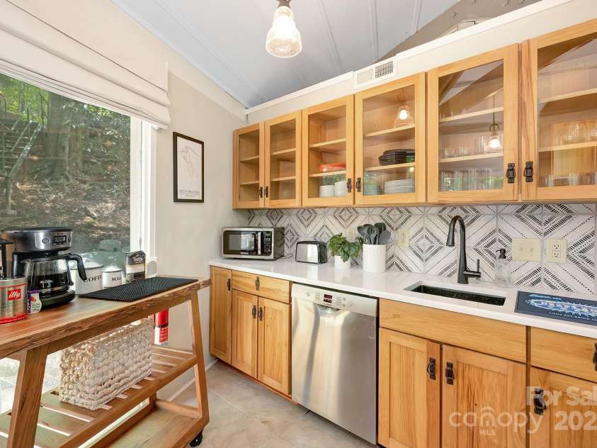 125 Pond Creek Road, Beech Mountain, NC 28604.  MLS# CAR4275348, YatesRealty ID 24128. 