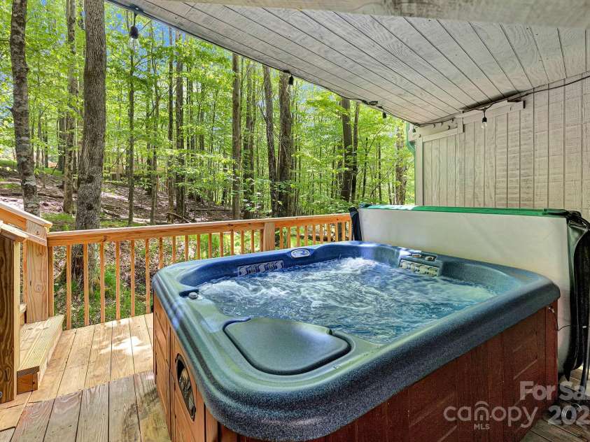 125 Pond Creek Road, Beech Mountain, NC 28604.  MLS# CAR4275348, YatesRealty ID 24128. 