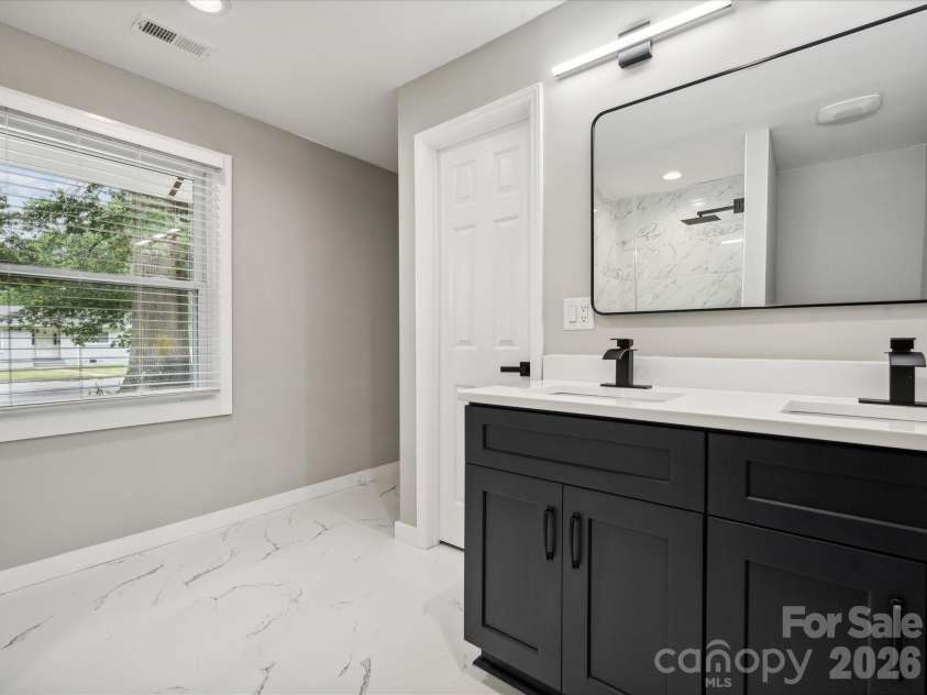 2000 Tyvola Road, Charlotte, NC 28210.  MLS# CAR4351588, YatesRealty ID 2413. 