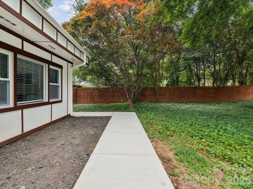 2000 Tyvola Road, Charlotte, NC 28210.  MLS# CAR4351588, YatesRealty ID 2413. 