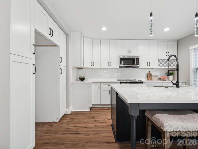 2000 Tyvola Road, Charlotte, NC 28210.  MLS# CAR4351588, YatesRealty ID 2413. Stainless Steele Refrigerator is installed. 