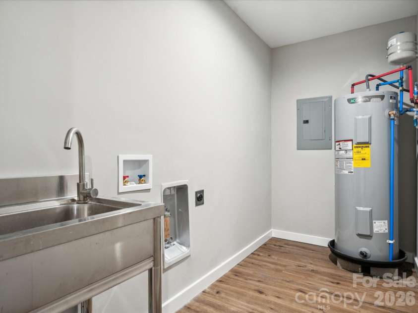 2000 Tyvola Road, Charlotte, NC 28210.  MLS# CAR4351588, YatesRealty ID 2413. Washer and Dryer Installed. 