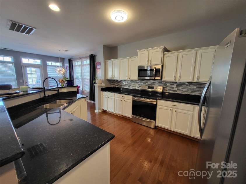 9323 Lenox Pointe Drive, Charlotte, NC 28273.  MLS# CAR4210619, YatesRealty ID 2413. Kitchen