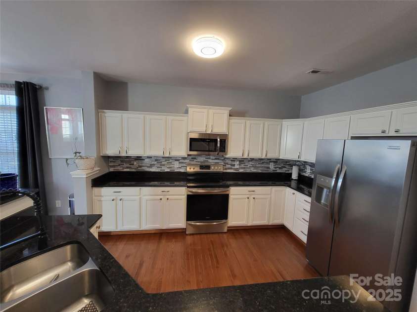 9323 Lenox Pointe Drive, Charlotte, NC 28273.  MLS# CAR4210619, YatesRealty ID 2413. Kitchen
