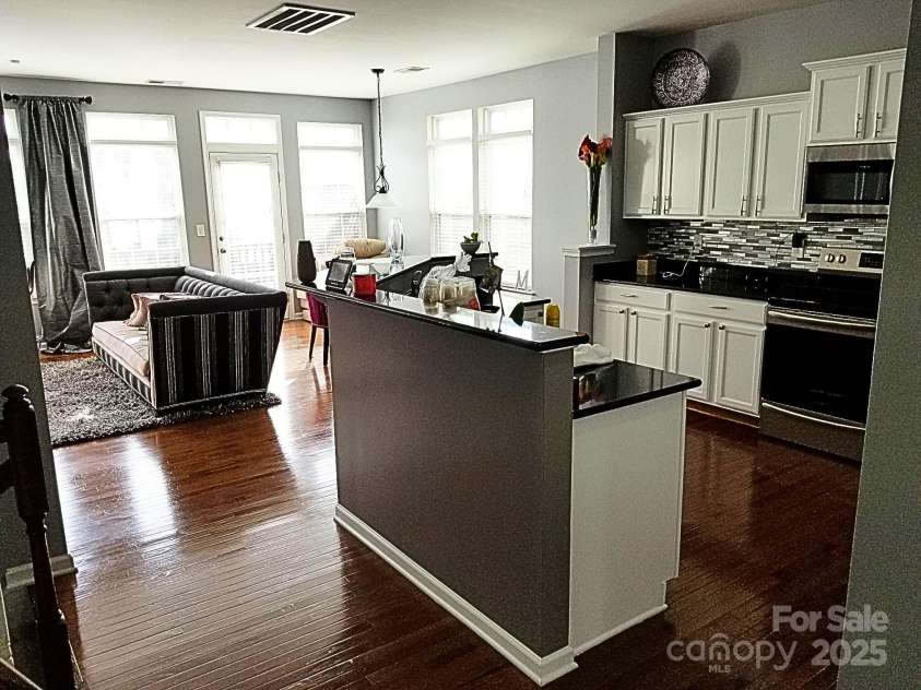 9323 Lenox Pointe Drive, Charlotte, NC 28273.  MLS# CAR4210619, YatesRealty ID 2413. Kithen