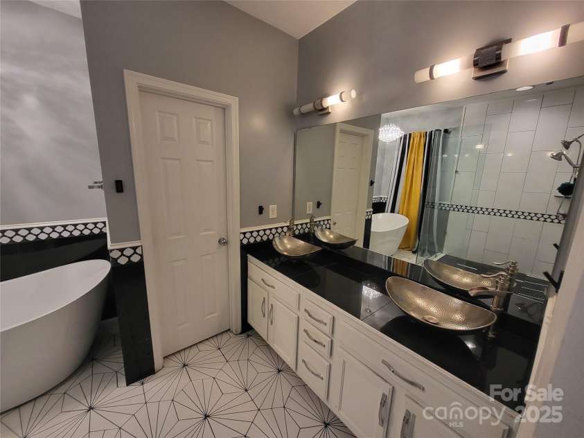 9323 Lenox Pointe Drive, Charlotte, NC 28273.  MLS# CAR4210619, YatesRealty ID 2413. Primary Bath