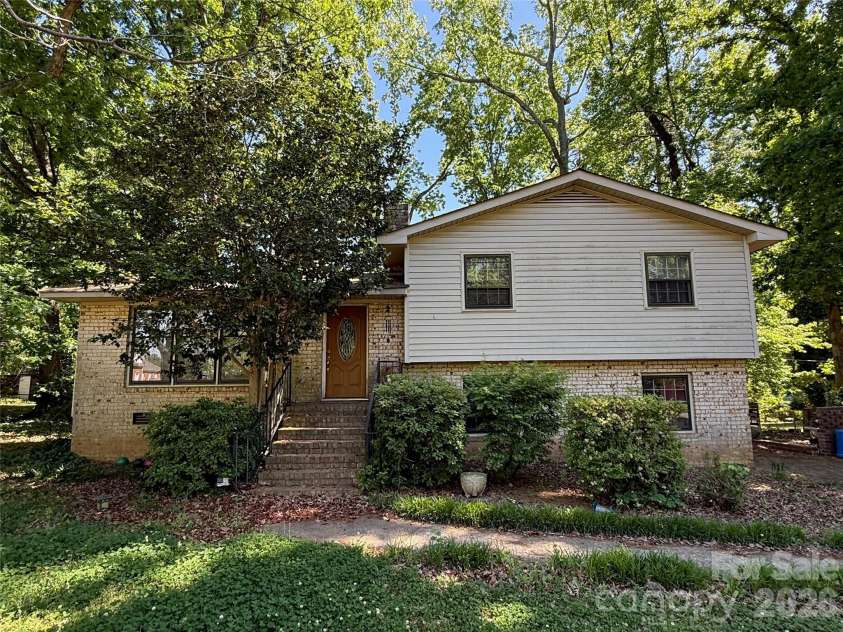 1129 Mclaughlin Drive, Charlotte, NC 28212.  MLS# CAR4383642, YatesRealty ID 24130. 