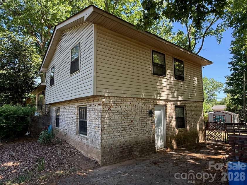 1129 Mclaughlin Drive, Charlotte, NC 28212.  MLS# CAR4383642, YatesRealty ID 24130. 