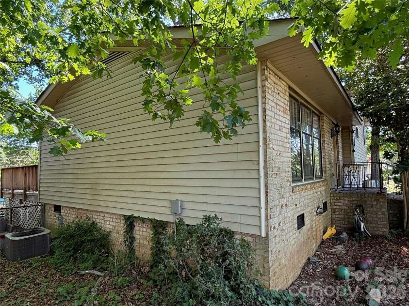 1129 Mclaughlin Drive, Charlotte, NC 28212.  MLS# CAR4383642, YatesRealty ID 24130. 