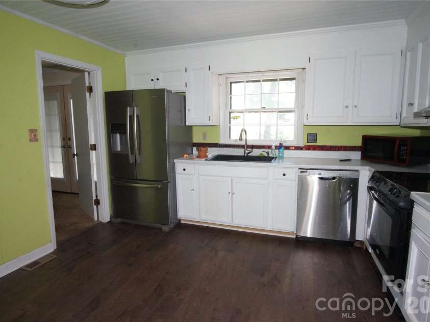 1129 Mclaughlin Drive, Charlotte, NC 28212.  MLS# CAR4383642, YatesRealty ID 24130. 