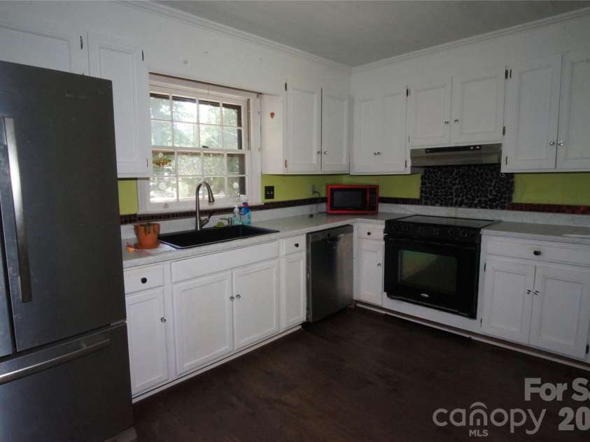1129 Mclaughlin Drive, Charlotte, NC 28212.  MLS# CAR4383642, YatesRealty ID 24130. 