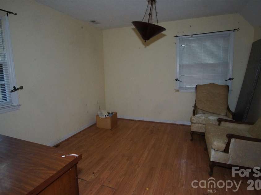 1129 Mclaughlin Drive, Charlotte, NC 28212.  MLS# CAR4383642, YatesRealty ID 24130. 