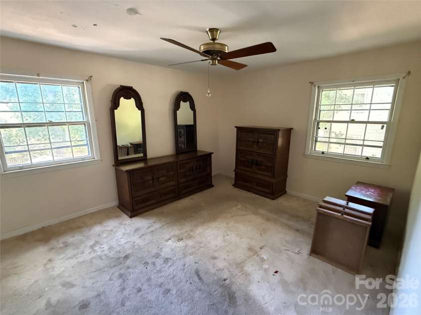 1129 Mclaughlin Drive, Charlotte, NC 28212.  MLS# CAR4383642, YatesRealty ID 24130. 
