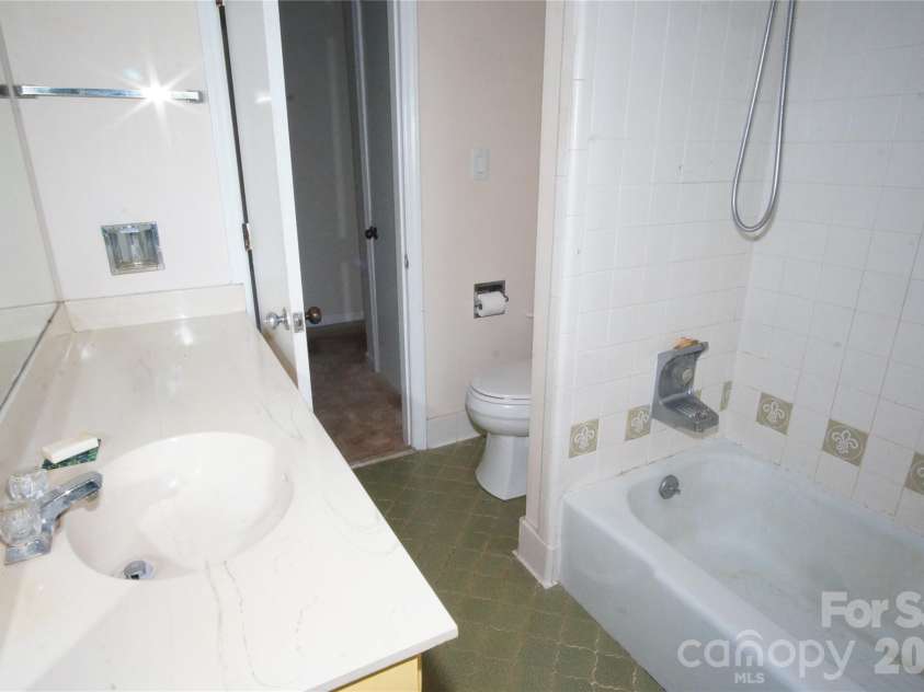 1129 Mclaughlin Drive, Charlotte, NC 28212.  MLS# CAR4383642, YatesRealty ID 24130. 