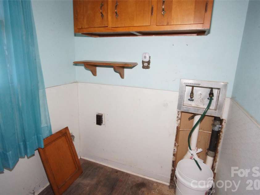 1129 Mclaughlin Drive, Charlotte, NC 28212.  MLS# CAR4383642, YatesRealty ID 24130. 