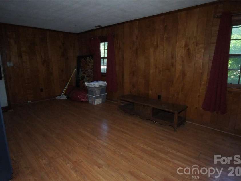 1129 Mclaughlin Drive, Charlotte, NC 28212.  MLS# CAR4383642, YatesRealty ID 24130. 