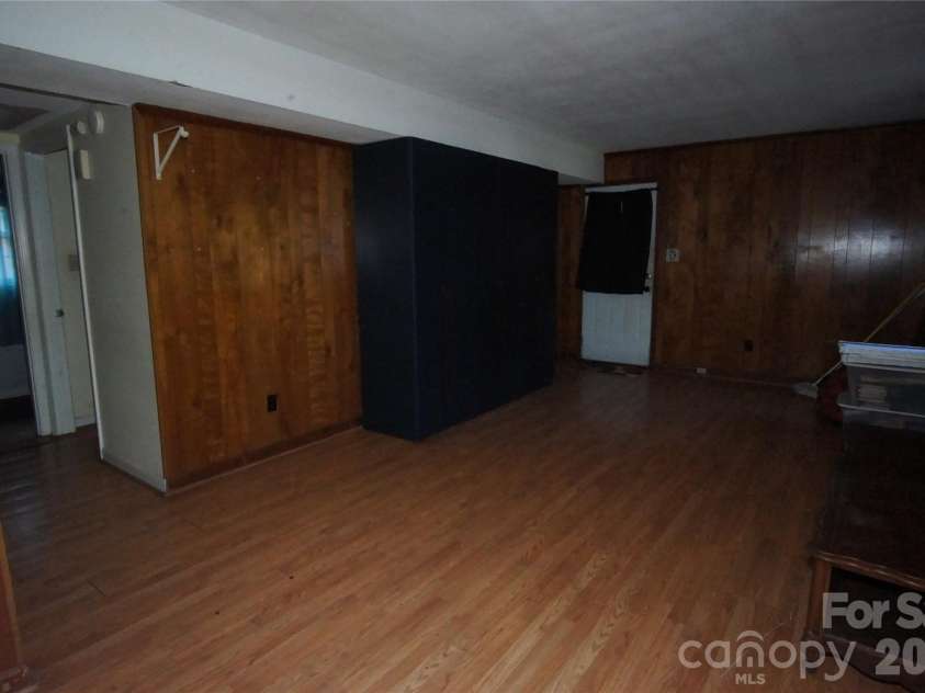 1129 Mclaughlin Drive, Charlotte, NC 28212.  MLS# CAR4383642, YatesRealty ID 24130. 