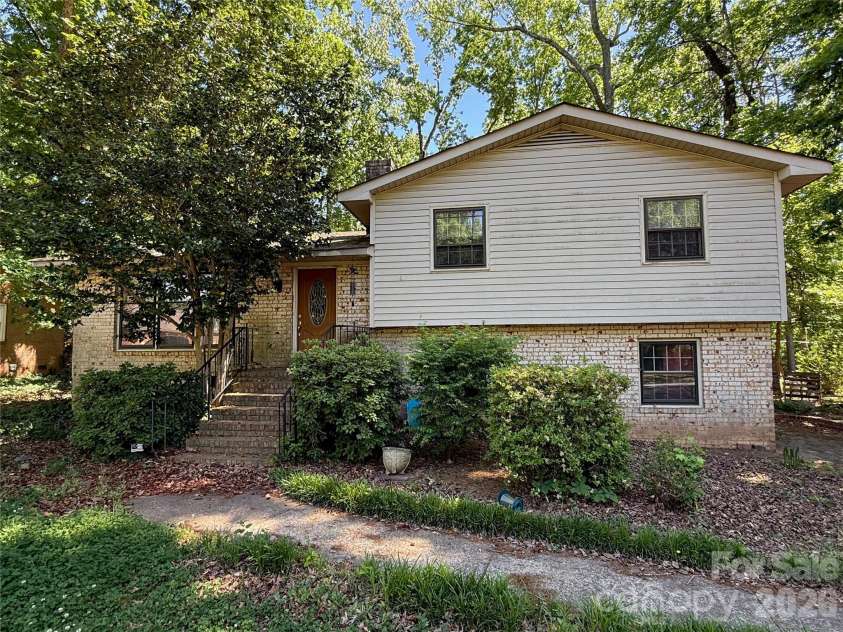 1129 Mclaughlin Drive, Charlotte, NC 28212.  MLS# CAR4383642, YatesRealty ID 24130. 
