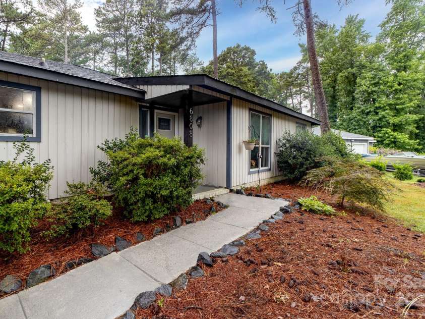 6808 Arroyo Drive, Charlotte, NC 28227.  MLS# CAR4276708, YatesRealty ID 24130. 