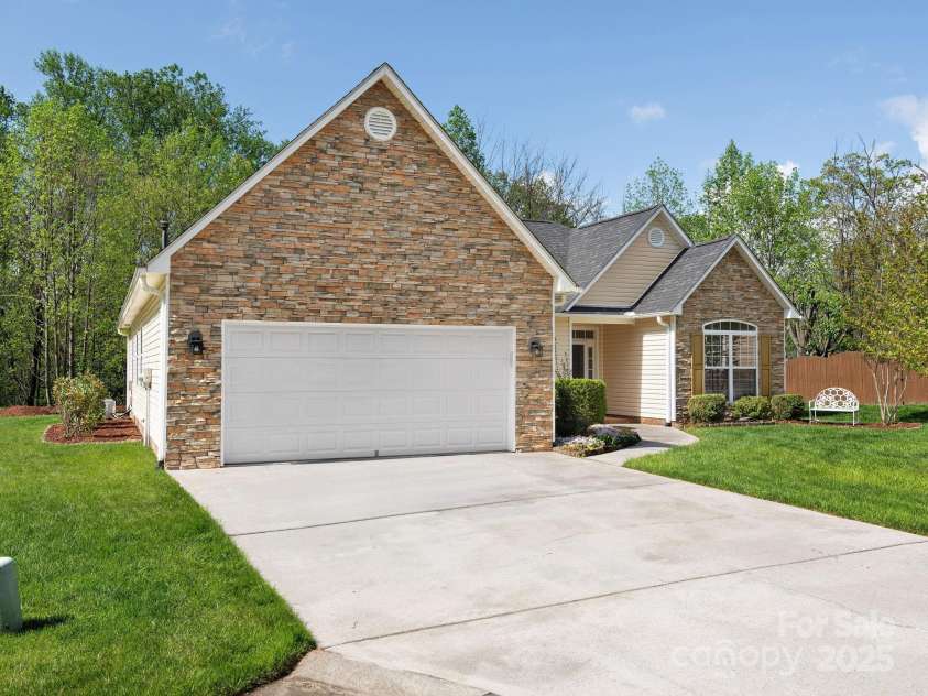 17 Hollow Crest Way, Arden, NC 28704.  MLS# CAR4251025, YatesRealty ID 24132. 