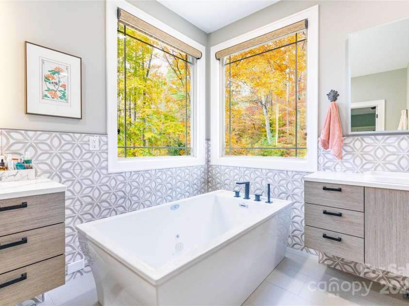 39 Hawks Pointe Lane, Weaverville, NC 28787.  MLS# CAR4228762, YatesRealty ID 24134. Fall colors