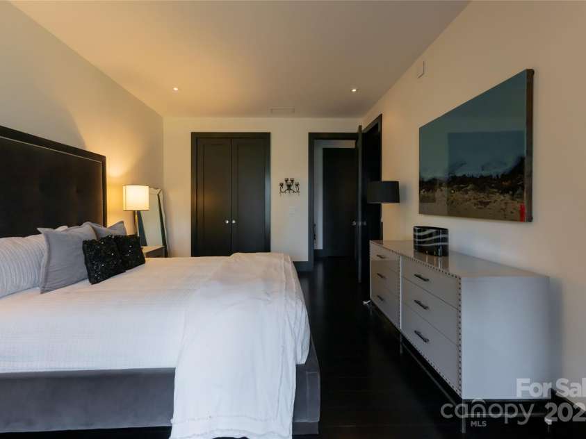 32 Brookline Drive, Asheville, NC 28803.  MLS# CAR4241064, YatesRealty ID 24136. 