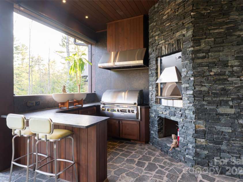 32 Brookline Drive, Asheville, NC 28803.  MLS# CAR4241064, YatesRealty ID 24136. 