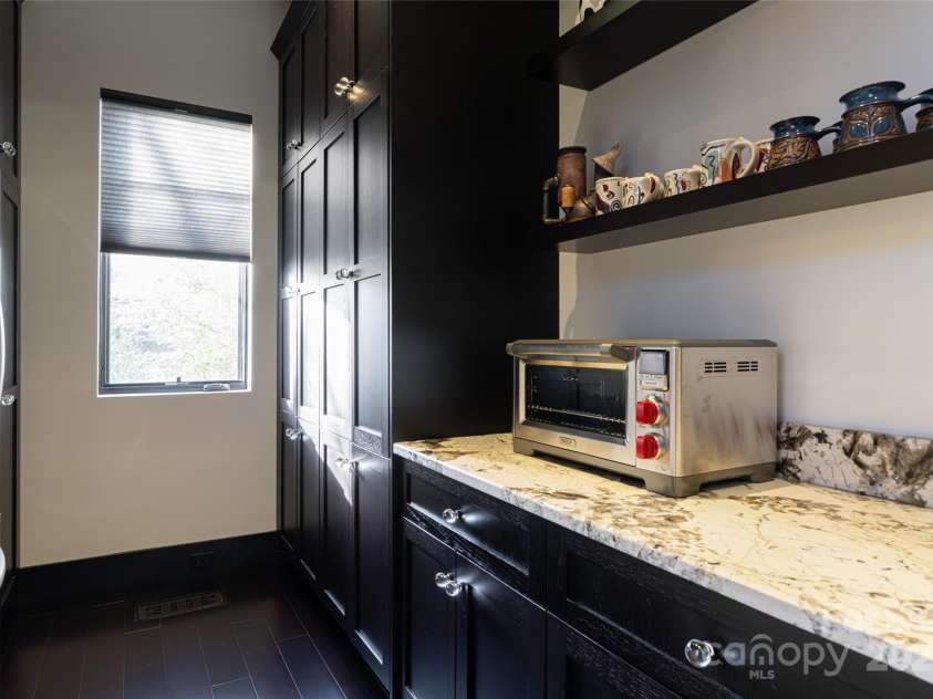 32 Brookline Drive, Asheville, NC 28803.  MLS# CAR4241064, YatesRealty ID 24136. 