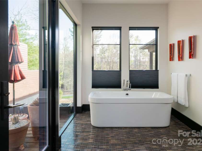 32 Brookline Drive, Asheville, NC 28803.  MLS# CAR4241064, YatesRealty ID 24136. 