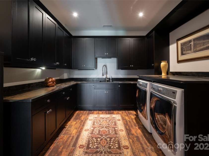 32 Brookline Drive, Asheville, NC 28803.  MLS# CAR4241064, YatesRealty ID 24136. 