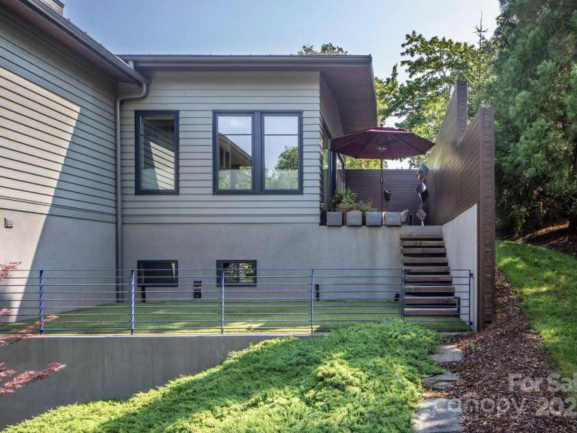 32 Brookline Drive, Asheville, NC 28803.  MLS# CAR4241064, YatesRealty ID 24136. 