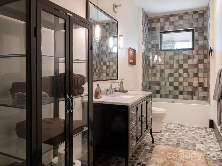 32 Brookline Drive, Asheville, NC 28803.  MLS# CAR4241064, YatesRealty ID 24136. 