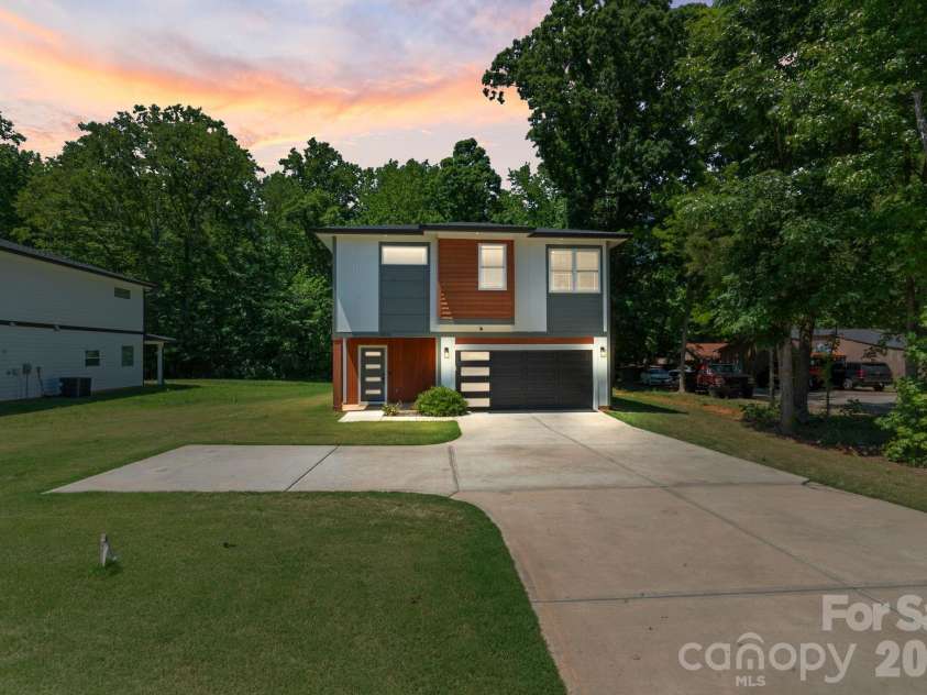 8925 Harrisburg Road, Charlotte, NC 28215.  MLS# CAR4380579, YatesRealty ID 24137. 