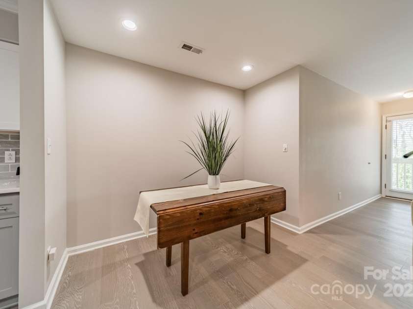 1001 Churchill Downs Court, Charlotte, NC 28211.  MLS# CAR4235260, YatesRealty ID 2414. Dining space