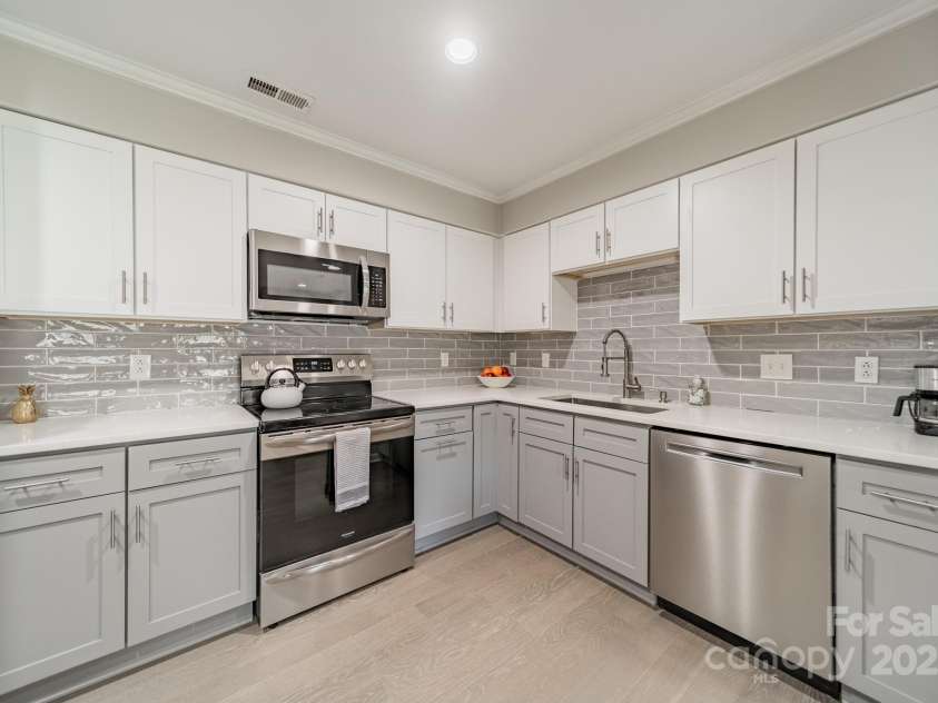 1001 Churchill Downs Court, Charlotte, NC 28211.  MLS# CAR4235260, YatesRealty ID 2414. Newly renovated kitchen!