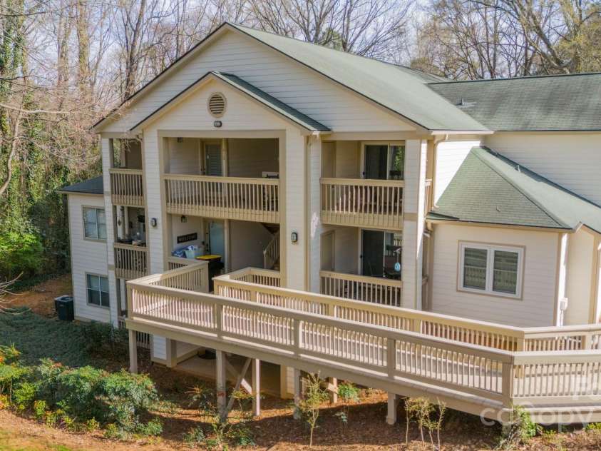 1001 Churchill Downs Court, Charlotte, NC 28211.  MLS# CAR4235260, YatesRealty ID 2414. Unit A is the top unit. Only 1 flight of stairs.
