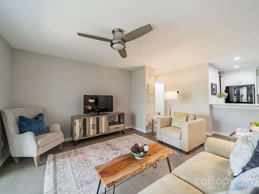 1001 Churchill Downs Court, Charlotte, NC 28211.  MLS# CAR4235260, YatesRealty ID 2414. Welcome to 1001 Churchill Downs A